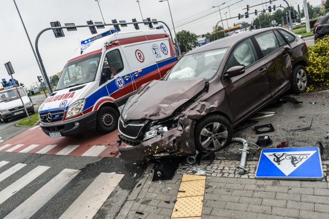 Jedna osoba poszkodowana w wypadku, do jakiego doszło ok. godz. 9 na skrzyżowaniu Wojska Polskiego i Magnuszewskiej w Bydgoszczy.Jak informowali bydgoscy strażacy, ruch na skrzyżowaniu był utrudniony. W zderzeniu brały udział dwa samochody osobowe: skoda rapid i nissan micra. W tym miejscu od wczorajszego wieczora nie działa sygnalizacja świetlna. Poszkodowana została jedna osoba podróżująca micrą.  