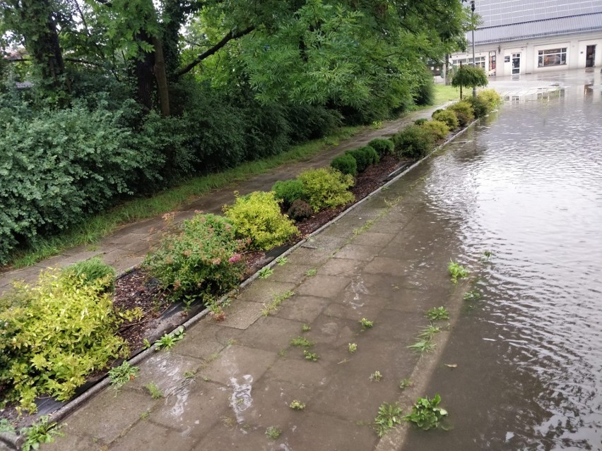 Na zdjęciu zalana ulica Dworcowa w Ustroniu