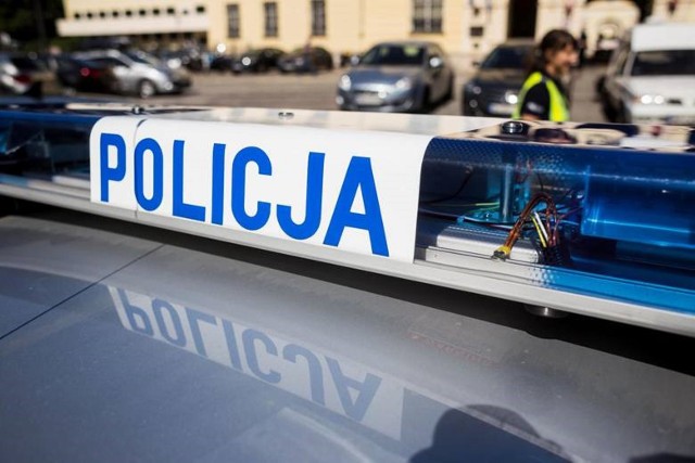 Policjanci dostali informację, że na terenie posesji w miejscowości Wola Szczucińska niedaleko Dąbrowy Tarnowskiej w Małopolsce doszło do tragedii.