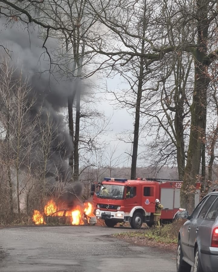 Pożar samochodu w Ochabach Małych przy ul. Dębowieckiej....