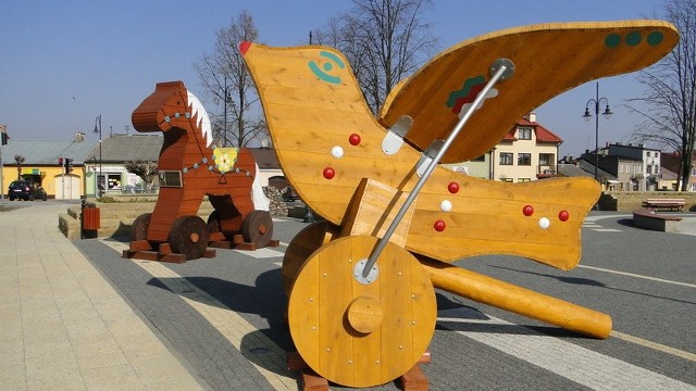 Obok dużego, drewnianego konika na Rynku w Skaryszewie stoi teraz wielki, drewniany ptaszek.