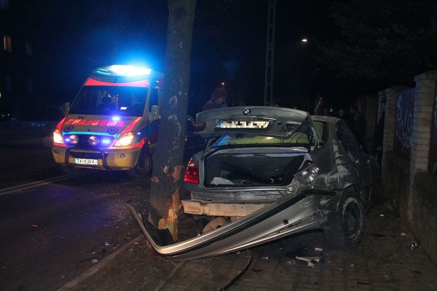 Wypadek w Kielcach. Pijany kierowca BMW uderzył w drzewo