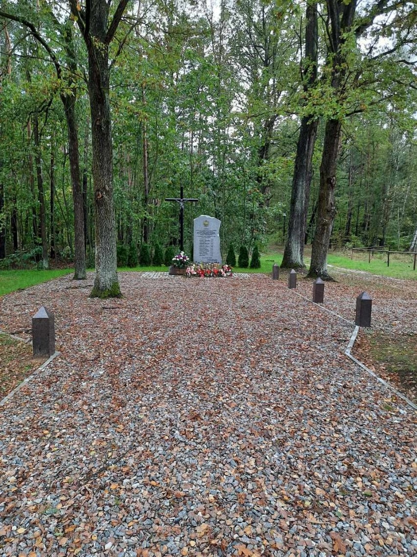 Nadleśnictwo Bełchatów | Pomnik ofiar niemieckiej zbrodni w Kalisku