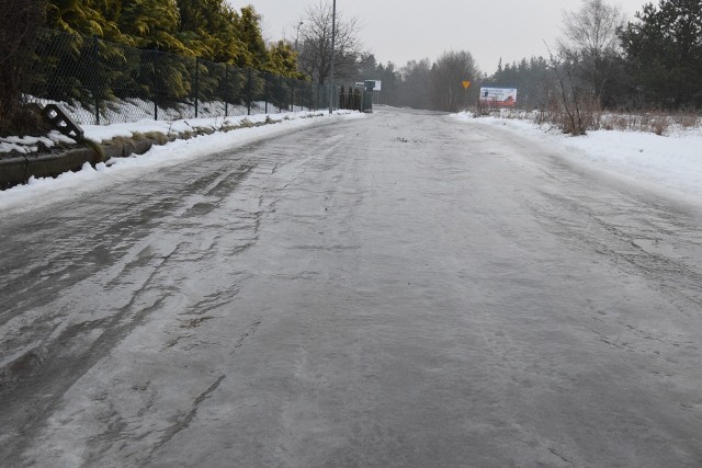 Szklanka na drogach i chodnikach w powiecie bytowskim. Kto nie musiał, rano nie wyjeżdżał i nie wychodził z domu. Z godziny na godzinę sytuacja się poprawiała, ale i tak warunki były (i są) trudne.