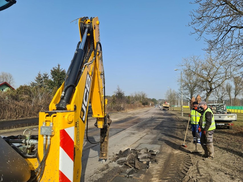 Dziury w toruńskich ulicach łata obecnie 10 ekip Miejskiego...