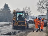 Toruń. Ruszyło łatanie dziur po zimie. Jak zgłaszać ubytki w asfalcie?