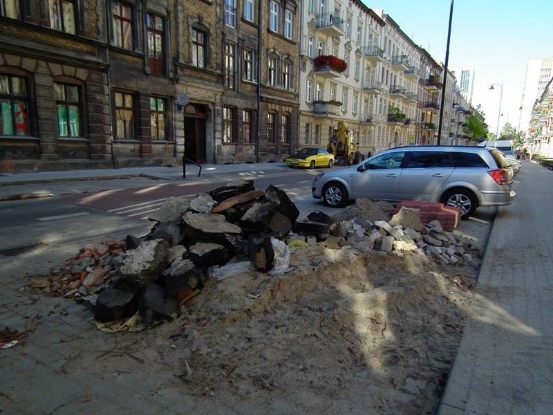 Na ulicy Staszica położyli asfalt i kostkę chodnikową, żeby...