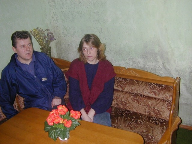 Janusz Jarosz i Teresa Krawiec w kuchni swojego zimnego i zawilgoconego mieszkania. Ściany są tam czarne i mokre od grzyba i pleśni.