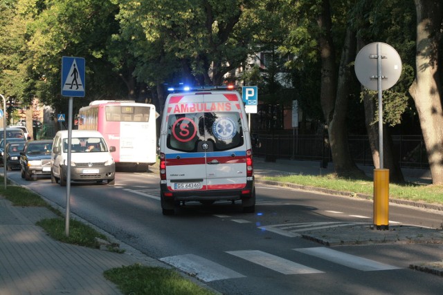 Na ul. Kościuszki kierowca potrącił pieszego i uciekł z miejsca zdarzenia.