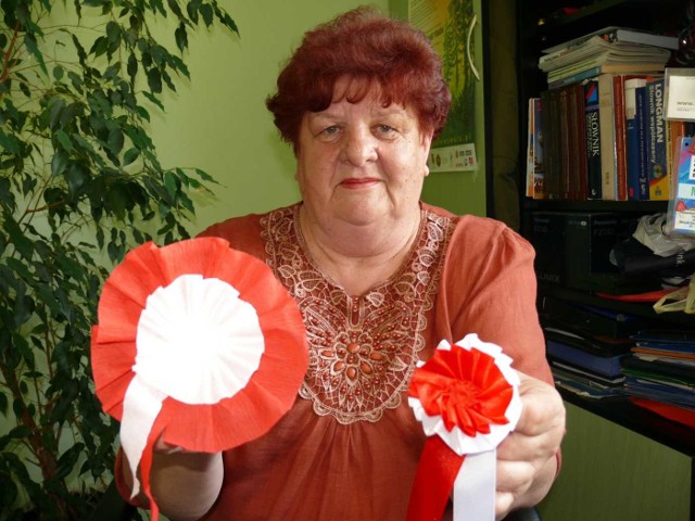 Helena Ataman trzyma dwie Kokardy Narodowe &#8211; na zdjęciu z lewej strony jest kokarda wykonana zgodnie z zaleceniami heraldyki, z prawej jest kokarda wykonana w tym roku przez panie z Jarzębinki.