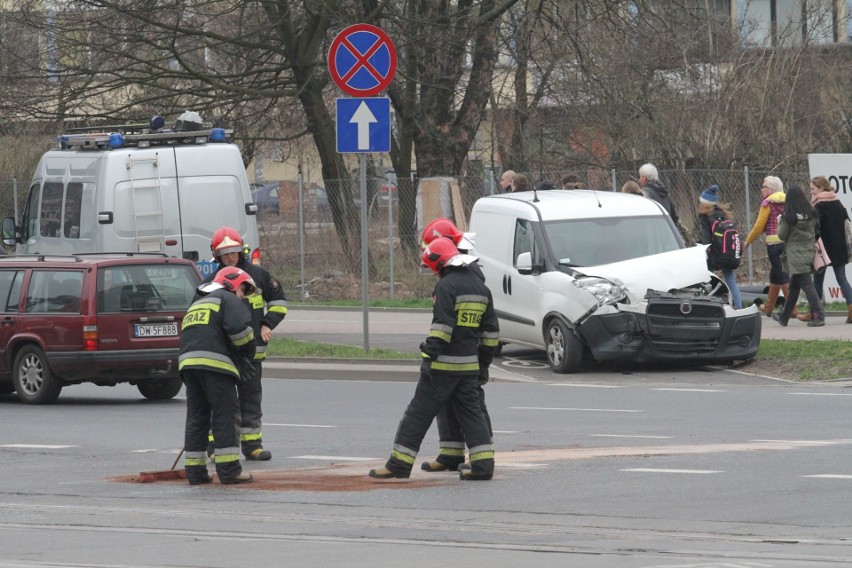 Wypadek na Legnickiej. Auta zablokowały torowisko