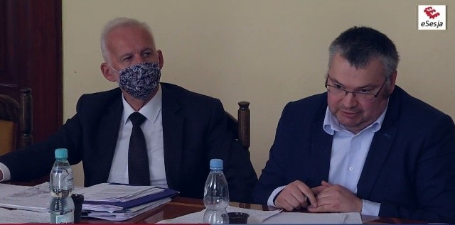 Na pytania radnych odpowiadali prezydent Tarnobrzega Dariusz Bożek i naczelnik Wydziału Gospodarki Komunalnej i Mieszkaniowej Urzędu Miasta Piotr Pawlik.