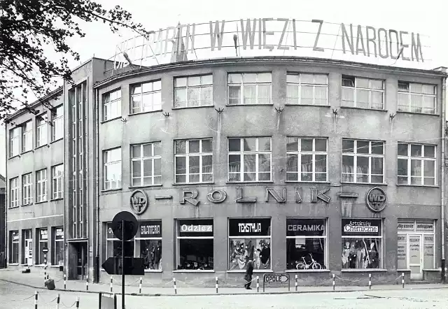 Wybudowany w 1962 roku dom handlowy Spółdzielni Handlowej Rolnik w Oleśnie, czyli popularny Okrąglak, jest do sprzedania. Wystawiony został za kwotę 3,15 mln zł (cena jest do negocjacji).To jeden z najbardziej charakterystycznych budynków w Oleśnie, widniejący na wielu historycznych zdjęciach, jak to poniższe z 1969 r.