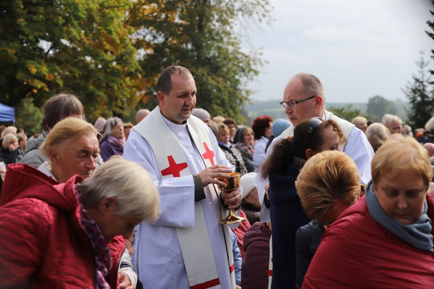 Tłumy wiernych przybyły w sobotę do Piotrkowic, żeby modlić...
