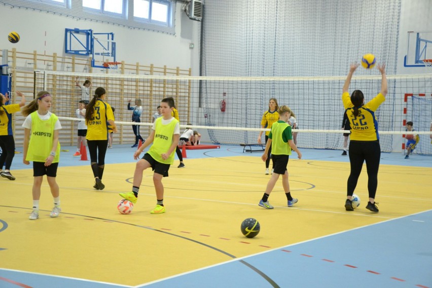 Uczniowie Szkoły Podstawowej nr 3 w Lipnie kochają sport. Tak prezentowali się na otwarciu hali!