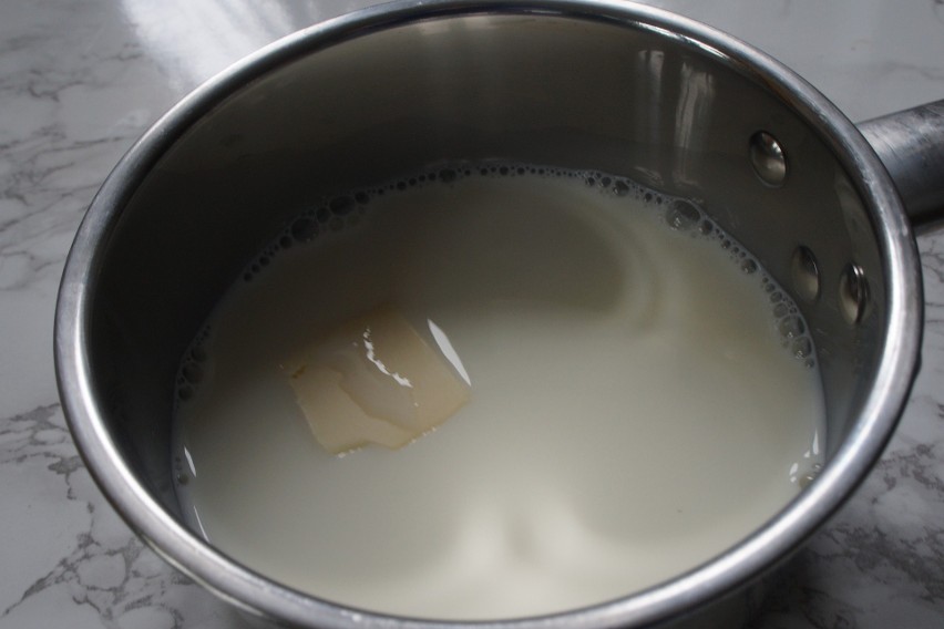Mleko należy podgrzać z masłem i odstawić do przestudzenia.