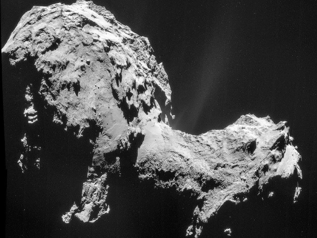 Kometa 67P/Czuriumow-Gierasimienko to skupisko kosmicznego lodu. Na niej ma wylądować w środę czujnik sondy, wysłanej z Ziemi.