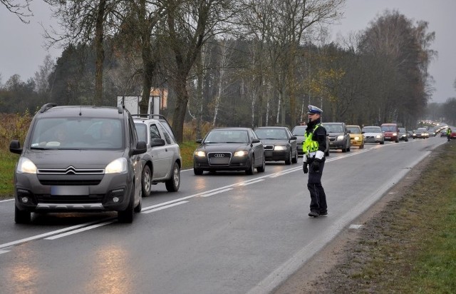 Podlascy policjanci od kilku dni prowadzą sezonową akcję Znicz, podczas której pełnią służbę w pobliżu cmentarzy. Funkcjonariusze pomagają kierowcom bezpiecznie dojechać do największych nekropolii i bezpiecznie wrócić do domu. Akcja zakończy się 2 listopada po południu.