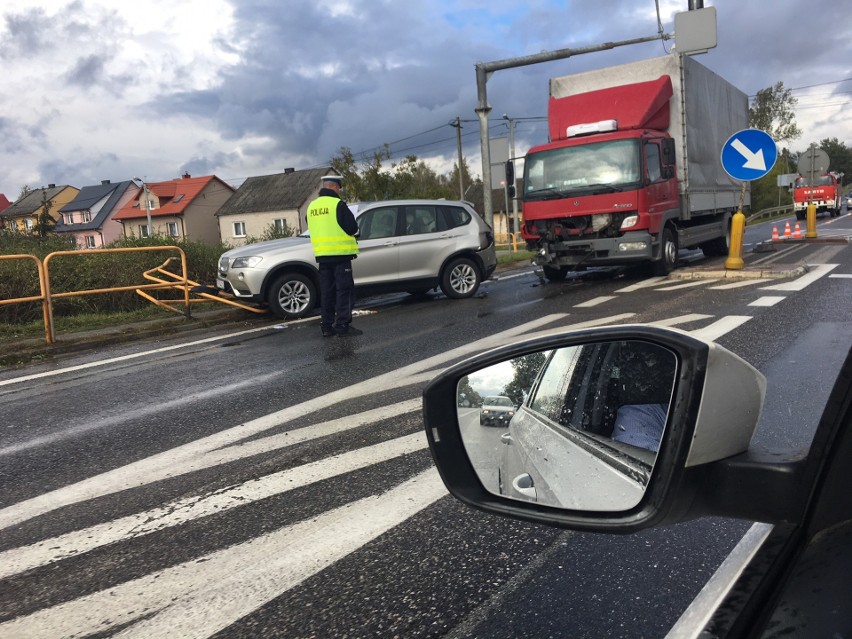 Wypadek w Miąsowej. Ciężarówka uderzyła w BMW, cztery osoby w szpitalu