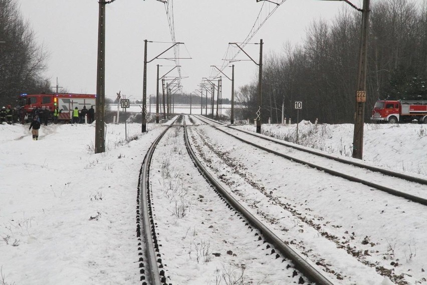 Tragiczny wypadek na przejeździe kolejowym w gminie Sobków. Nie żyją dwie osoby