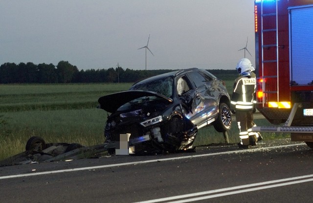 W piątek wieczorem w miejscowości Chlewnica (droga krajowa nr 6) doszło do bardzo groźnego zderzenia dwóch samochodów osobowych. Kierujący audi wykonywał manewr wyprzedzania na skrzyżowaniu i uderzył w prawidłowo skręcającego seata. Droga w tym miejscu była częściowo zablokowana. Strażacy z Potęgowa prowadzili ruch wahadłowy do czasu usunięcia jednego z samochodów.