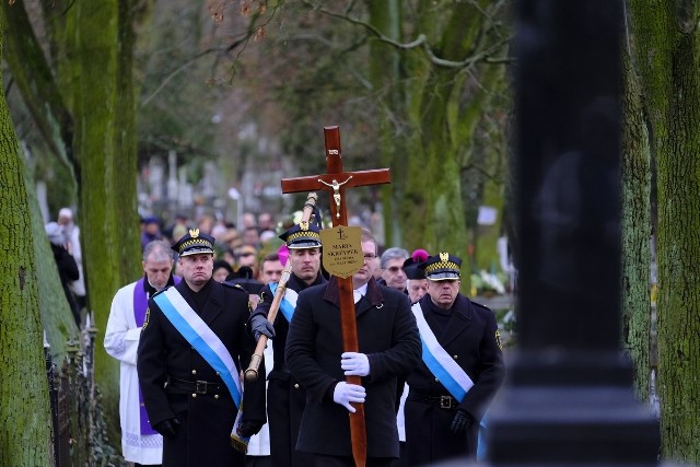 Wieść o śmierci znanej toruńskiej kardiolog i toruńskiej radnej, dr Marii Skrzypek, trafiła do nas na początku roku. Dziś, 11 stycznia miały miejsce uroczystości pogrzebowe. Dr Skrzypek pochowano na cmentarzu św. Jerzego. Kardiolog żegnał m.in. prezydent Michał Zaleski, radny Wojciech Klabun czy Józef Ramlau.Kim była dr Maria Skrzypek?