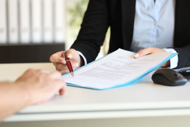 Umowa deweloperska to jeden z najważniejszych dokumentów, jakie podpisuje się przy okazji zakupu mieszkania lub innej nieruchomości.
