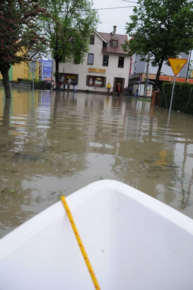W sytuacji zagrożenie nie ma czasu na sprawdzanie, czym mogą dysponować uczestnicy akcji przeciwpowodziowej. Na zdjęciu zalana ulica Staffa w Koźlu podczas powodzi w 2010 r.