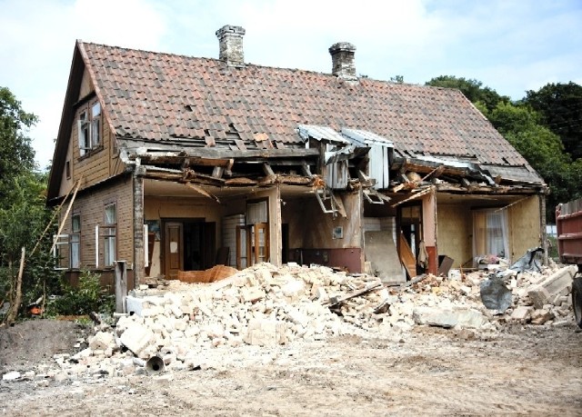 Jedyna murowana ściana domu przy Grunwaldzkiej 6 jest już zburzona. Kolejne, drewniane padną lada dzień.