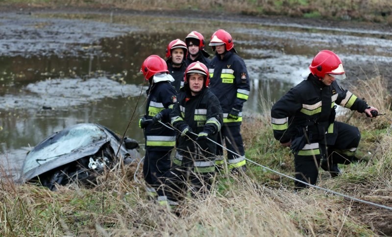 Strażacy z Chojnic szybko zabrali się za wyciąganie...