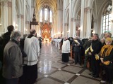 Pogrzeb biskupa radomskiego Adama Odzimka. Tłumy wiernych żegnają kapłana w radomskiej katedrze. Zobacz zdjęcia