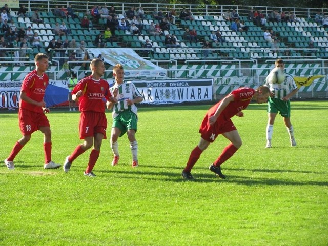Piłkarze Wisłoki (pasiaste koszulki) po pięciu meczach bez strzelonego gola, w końcu trafili do bramki przeciwnika.