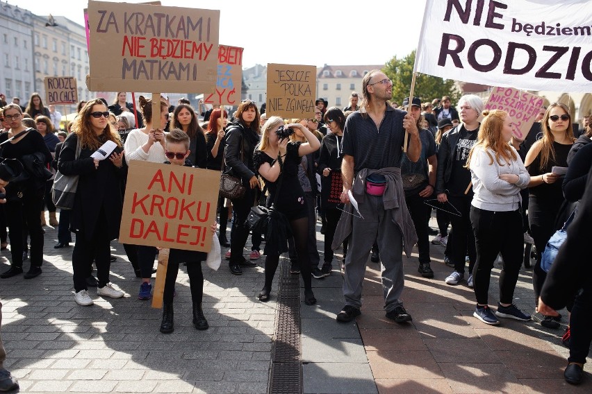 "Czarny protest" na Rynku Głównym w Krakowie. Nie chcą zaostrzenia prawa aborcyjnego [ZDJĘCIA]