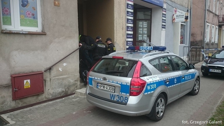 Zwłoki znaleziono w budynku przy ul. 1 Maja w Białogardzie.