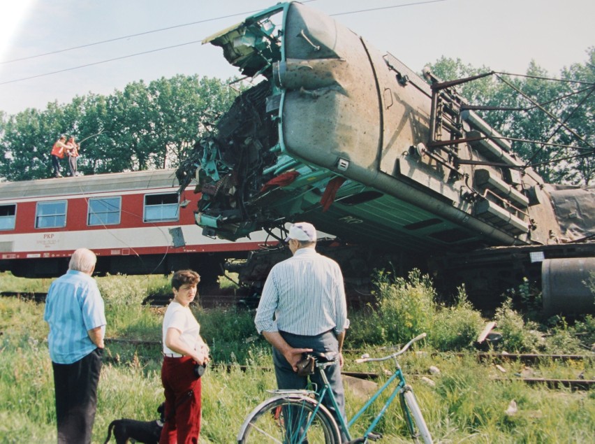 Elektrowóz i wagon pocztowy zostały zmiażdżone. Ten wypadek wstrząsnął regionem. Katastrofa kolejowa w Grajewie 17.07.1998.  (zdjęcia)