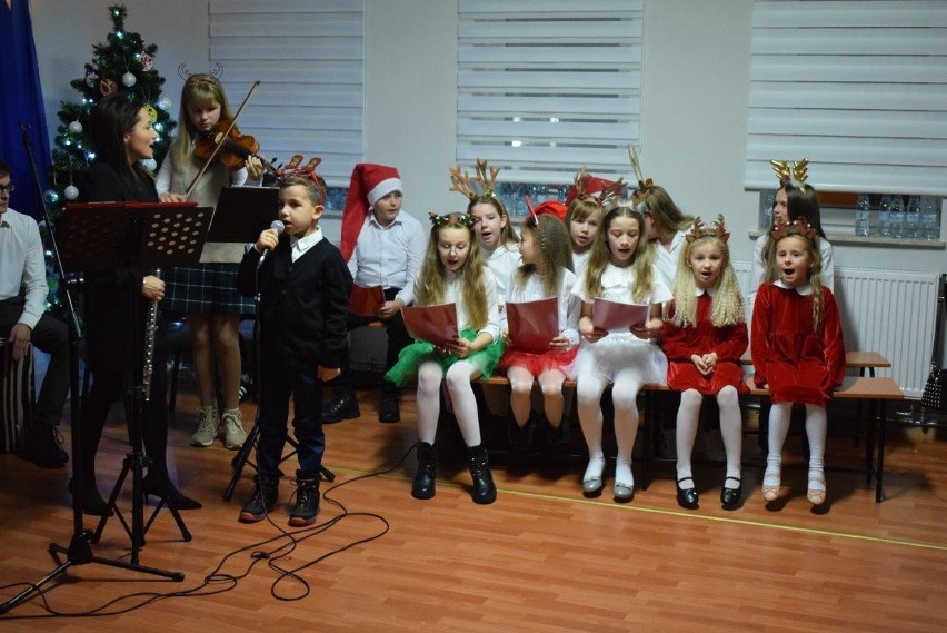 Wspólne kolędowanie w gminie Policzna. Wykonano najpiękniejsze Bożonarodzeniowe pieśni i pastorałki. Zobacz zdjęcia