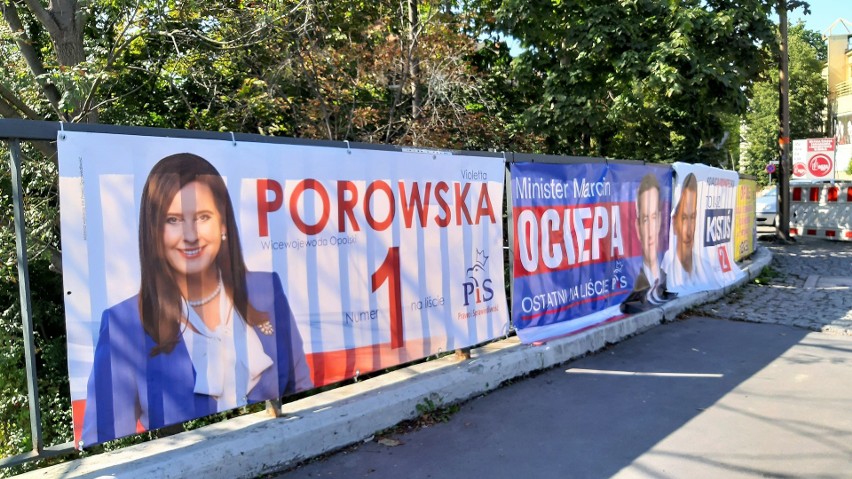 Banery kandydatów PiS i KO do Sejmu na Moście Korfantego w...
