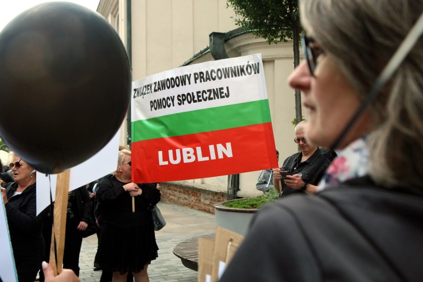 Pracownicy MOPR-u mają dość. Przez dwie godziny stali w ciszy i protestowali pod lubelskim ratuszem [ZDJĘCIA]