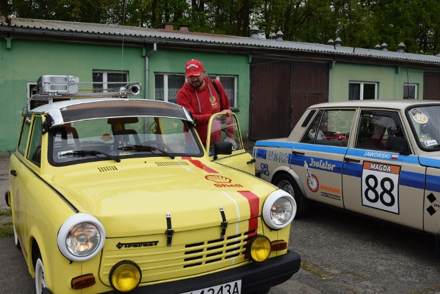 Kaszubski Rajd Pojazdów Bloku Wschodniego Leno w Przódk pierwszy przystanek zrobił przed Muzeum PRL w Sępólnie. Można było podziwiać radzieckie UAZ-y, wołgi, łady, czechosłowackie skody, tatry, NRD-owskie wartburgi i trabanty, ale też rodzime żuki (w tym strażackie), nysy, fiaty 125p, 126p i polonezy.