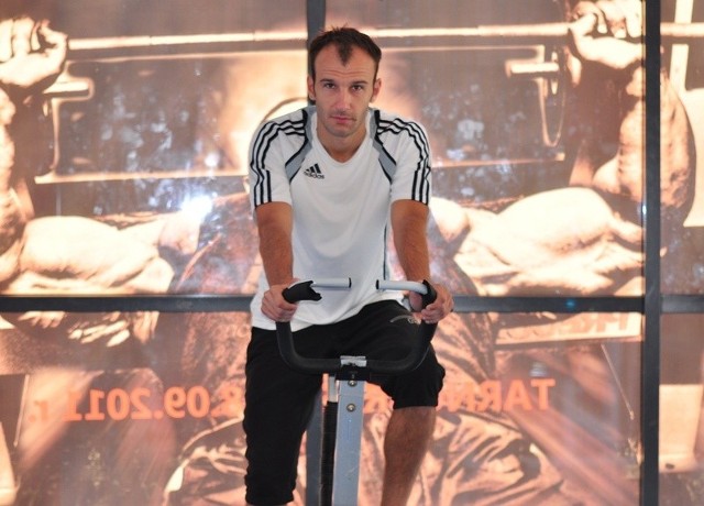 Tomasz Stolpa, przymierzany do gry w trzecioligowej Siarce Tarnobrzeg,  w czwartkowe przedpołudnie ćwiczył na siłowni Ośrodka Sportu i Rekreacji w Tarnobrzeg.