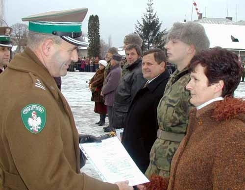 To był przyjemny i wzruszający moment m.in. dla Marii i Mariana Flaków z Pruchnika, którym 21 bm. przed frontem Oddziału, w obecności ich syna - Janusza (drugi od prawej), komendant BOSG - ppłk Henryk Majchrzak wręczył list pochwalny.