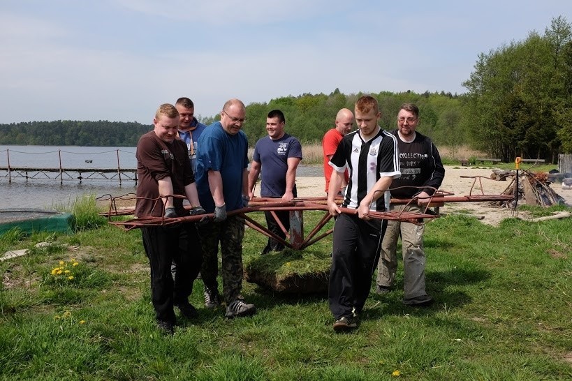 Taki złom na pięknej plaży? Mowy nie ma - do wyrzucenia