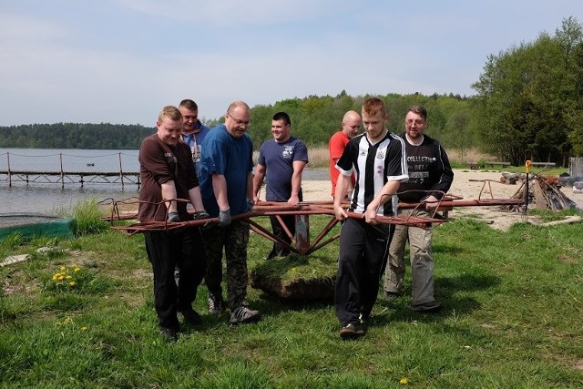 Taki złom na pięknej plaży? Mowy nie ma - do wyrzucenia 