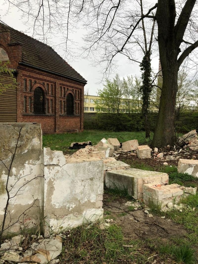 Zniszczona zabytkowa brama i ogrodzenie cmentarza. Skandal w szczecińskich Żydowcach. Winnych jeszcze nie ma