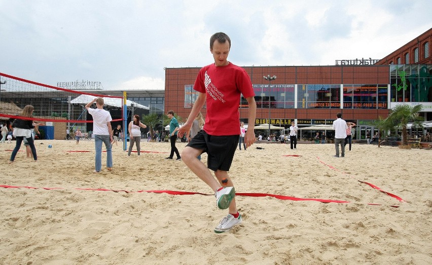 Grają w zośkę na plaży w Manufakturze [ZDJĘCIA]