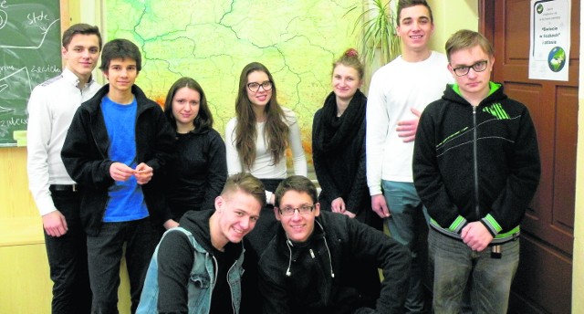Grupa licealistów z Mariówki, która dobrze wypadła na I etapie olimpiady o Diamentowy Indeks.
