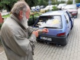 Ludzie chcą pomóc panu Tadeuszowi z Kędzierzyna-Koźla, który śpi w aucie. Choćby od jutra może mieć pracę i mieszkanie 