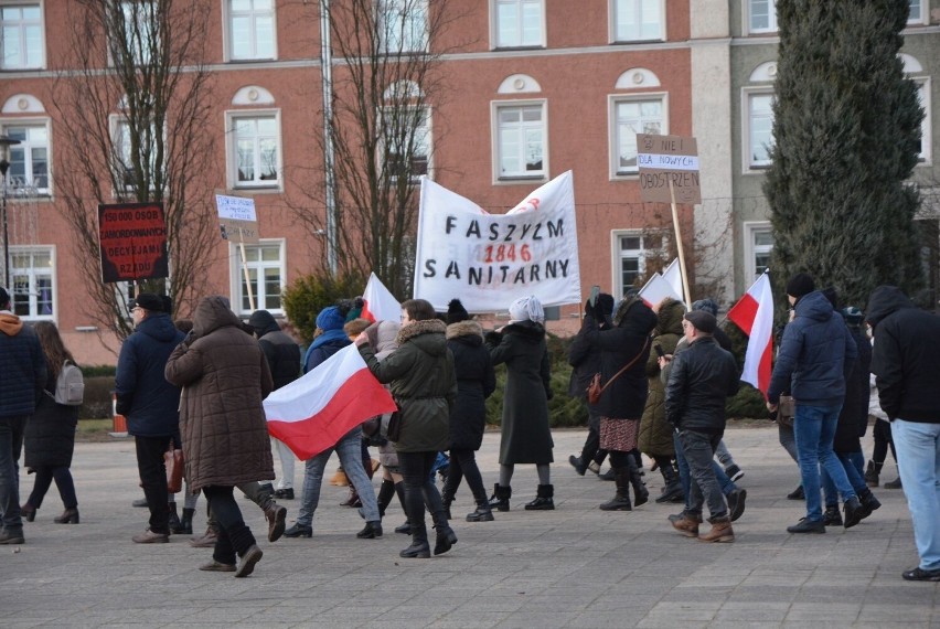 Kilkadziesiąt osób zgromadziło się na Placu Staszica w Pile,...