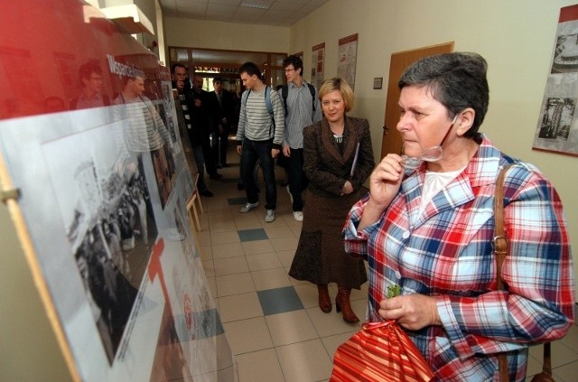 Wystawę ogląda Maria Janeczko, przez Służbę Bezpieczeństwa internowana 13 grudnia 1981 roku za organizowanie związków zawodowych, strajków i nabożeństw dla pracowników opatowskiej Spółdzielni Pracy Mogilana