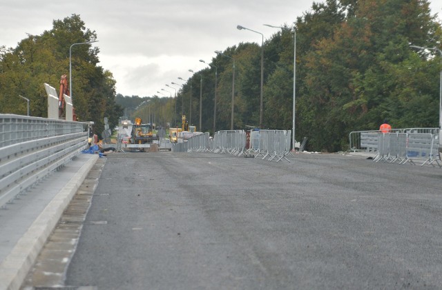 Do końca września ma być oddany do użytku wiadukt drogowy na ulicy Struga/Kozienickiej w Radomiu. Prace związane z modernizacją linii kolejowej numer 8 będą jeszcze trwały do 2023 roku i dopiero wtedy pociągi do Warszawy będą jeździły z prędkością do 160 kilometrów na godzinę. Wiadukt drogowy na ulicy Struga/Kozienickiej to obiekt należący do miasta. Jednak na mocy porozumienia z miastem modernizuje go, a właściwie buduje od nowa spółka PKP PLK. To część większej inwestycji związanej z budową linii kolejowej numer 8 i przystanku Radom Gołębiów. Od końca sierpnia dwutorową linią kolejową jeżdżą już pociągi, czynny jest też przystanek Radom Gołębiów. Teraz przyszedł czas na oddanie do użytku wiaduktu drogowego, który powinien rozładować korki, tworzące się w znacznej części miasta w związku z tym, że chcąc wydostać się z Radomia w kierunku Lublina trzeba dojechać do jednego z dwóch innych wiaduktów - na ulicy Żółkiewskiego, bądź wiaduktu nad Aleją Wojska Polskiego. Z korkami może być zresztą jeszcze różnie, bo kierowcy krytykujący rozwiązania komunikacyjne w mieście uważają, że po otwarciu wiaduktu na ulicy Struga/Kozienickiej wróci problem skrętu w lewo z ulicy Żółkiewskiego w ulicę Kozienicką. Samochody oczekujące na możliwość skrętu najprawdopodobniej znów będą blokowały w godzinach szczytu ulicę Żółkiewskiego, a może nawet całe rondo kozienickie. Szybka kolej w 2023 rokuTymczasem spółka PKP PLK informuje nas, w odpowiedzi na nasze pytania, że we włączenie do ruchu wiaduktu na ulicy Kozienickiej planowane jest do końca września po uzyskaniu decyzji administracyjnych. Jeśli chodzi o linię kolejową, to we wrześniu wykonawca modernizacji linii kolejowej Warszawa – Radom zakończył zasadnicze roboty, związane z przebudową i budową peronów, torów, sieci trakcyjnej i urządzeń sterowania ruchem. Obecnie na linii wykonywane są prace wykończeniowe i porządkowe, które zakończą się w grudniu. Niezbędne do jazdy 160 kilometrów na godzinę certyfikaty powinny być uzyskane w 2023 roku. Będzie to po zamontowaniu nowego systemu sterowania przez firmę Thales w pierwszym kwartale 2022 roku i zakończeniu budowy podstacji trakcyjnych przez PKP Energetykę. Nie działają windy Nie wszystko udało się zrobić bez potknięć wykonawcy linii kolejowej numer 8. Na przystankach Radom Północ i Radom Gołębiów są zamontowane windy. Nie działają. „Wykonawca musi wymienić elementy boków wind. Czekamy na dostarczenie części przez producenta. Po ich zamontowaniu i sprawdzeniu windy zostaną uruchomione” - pisze w odpowiedzi na nasze pytania Karol Jakubowski ze spółki PKP PLK. Trwają też jeszcze prace na innych nowych przystankach zbudowanych podczas modernizacji trasy numer 8. Na przykład w  Kruszynie do końca października zakończone zostaną prace związane z budową nowego dojścia do peronu. Przy przystanku Radom Gołębiów wykonawca wybudował nowe dojście, które będzie oddane do użytku po uzyskaniu zgody administracyjnej. Wiadomo też, że zmieniona będzie nazwa stacji kolejowej „Radom” na „Radom główny”. Jest już pozytywna opinia w tej sprawie Rady Miejskiej Radomia, potrzebę zmiany widzi też zarządca infrastruktury kolejowej, czyli PKP PLK. Więc nowa nazwa zacznie najprawdopodobniej funkcjonować po wdrożeniu nowego rozkładu jazdy od grudnia tego roku. Zobacz kolejne zdjęcia >>>